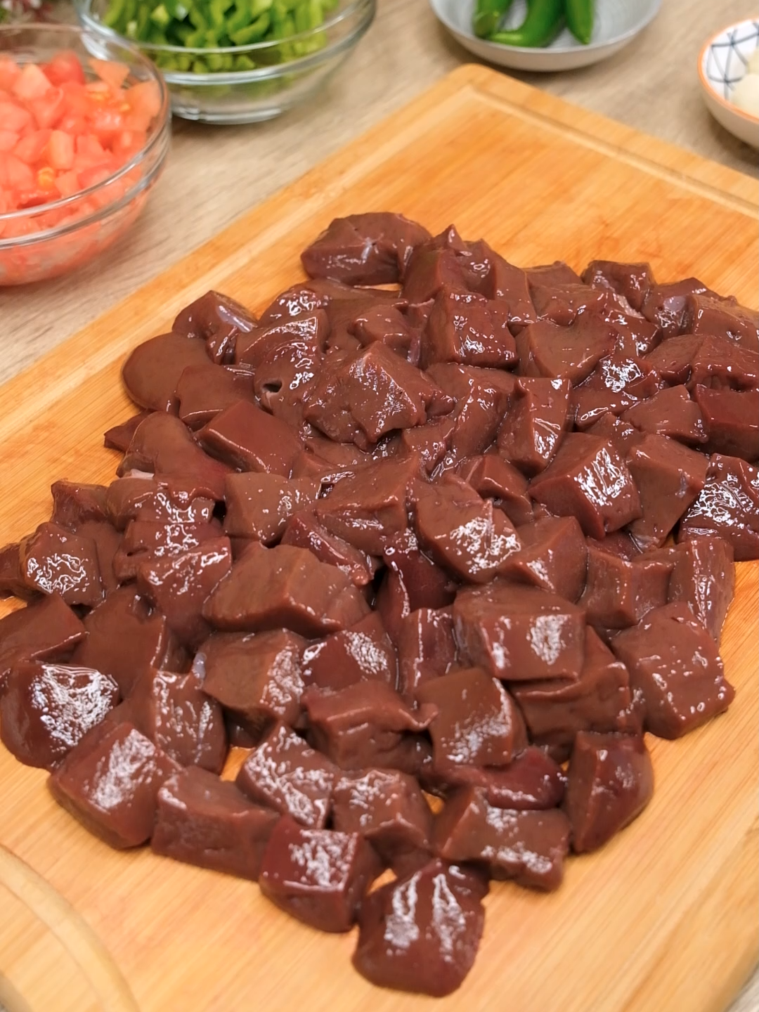 خبروني بتحبوا تطبخوا الكبدة وتاكلوها؟ وشي مرة جربتوا تاكلوها نيّة؟ 😭 ألذ قلاية كبدة حتعملوها هالعيد، عيلتكم حتحكي فيها 🤭 المكونات: 750 غرام كبدة خروف 100 غرام لية (يمكن استبدالها بأي سمن أو زيت) 2 بصل حجم صغير شرائح  4 حصوص ثوم مهروس 1 فليفلة خضراء صغيرة شرائح  1 حبة طماطم مقشرة ومقطعة مكعبات 1/2 ملعقة صغيرة من كل نوع: فلفل أسود، كمون، بابريكا 1/4 ملعقة صغيرة قرفة عصرة حامض/ليمون ملح حسب الرغبة #كبدة #كبدة_العيد #كبده #كبدة_خروف #سودة #سودة_غنم #قلاية #وصفات_العيد #طبخات_العيد