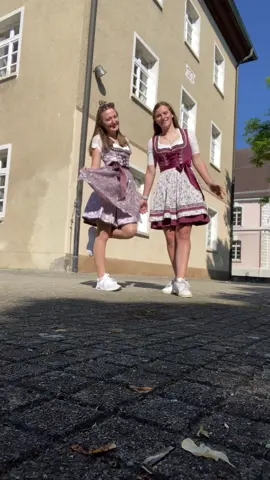 Dirndl- Liebe☺️🫶🏼 #dirndl #dirndlliebe #foryoupage #trend #trending #viral #dorfkind #freundinnen #johndeere #häcksler #dorfmädchen 