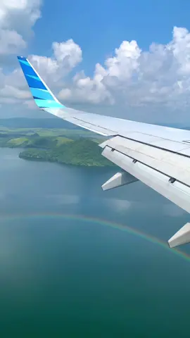 one of the best landing view 😍 sentani airport ✈️ Jayapura 📌 #landingview #danausentani #papuatiktok #garudaindonesia 