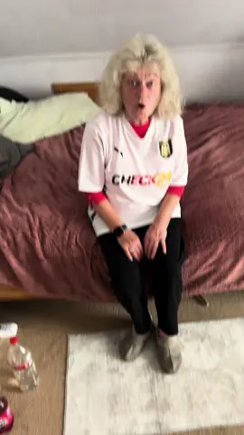 Oma guckt jedes spiel 