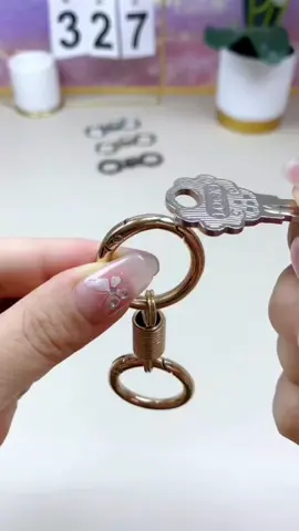 Móc khóa hình tròn đôi lò xo này, nhấn nút mở lớn và lấy chìa khóa ra rất thuận tiện!! #mocchiakhoa #tienich #thietthuc #jizonguyen 