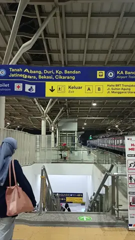 Stasiun Manggarai  .  .  .  .  .  .  .  #krl #naikkrl #krlcommuterline #keretaapi #huntingkereta #railway #krl #naikkrl #keretaapiindonesia #keretaapiindonesia #naikkeretaapi #reels 