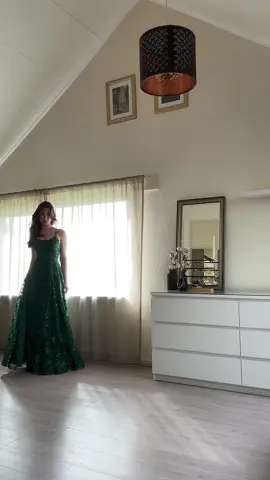 I kinda had to after all the comments on my last video 😭 #evelynhugo #emeraldgreen #gala 
