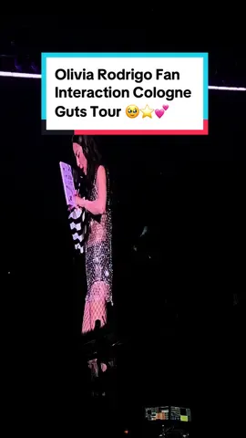 Cologne's crowd >>> 🥵 #gutsoliviarodrigo #oliviarodrigoconcert #oliviarodrigocologne #gutsworldtour #gutsworldtourcologne #köln #lanxessarena #oliviarodrigo #fanproject #gift #faninteraction #concert #konzert 