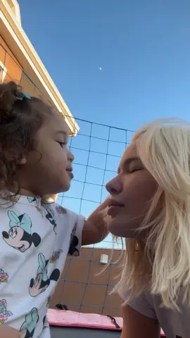 A Ceci abraçando a mamãe dela #karolinelima #ceciliamilitao 