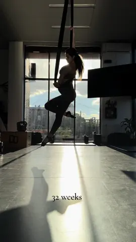 Магія в повітрі🪽 Вид спорту,який народжений для жінок/дівчат та жіночої енергетики🔥 #32weekspregnant #flyyogapregnant #flyyoga #flyyogagirl #pregnancyaerialyoga #aerialhammock #32weeks 