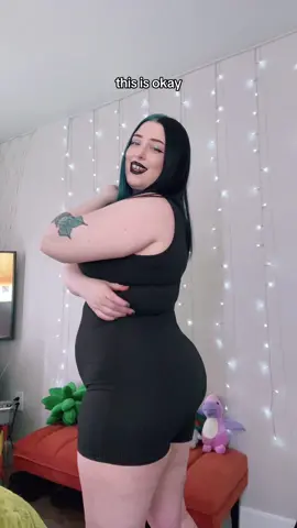 it's OKAY to love & appreciate your body no  matter what it looks like! society has taught us that we should hate ourselves if we don't look a certain way and that's silly... there are different body types and body traits for a reason and not enjoying the body you're in is a waste of time in this very short life we have. it's okay to make changes and do what you want with your body until you feel comfortable but these things are natural & normal so please try not to hate it every step of the way. i love you 🖤 #recovery #selflove #bodypositivity #bodypositive 