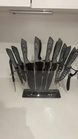 Go grab you a set i love them! So sharp and i love the way they look! #ttshop #ttsacl #fyp #foryou #knifeset #juegodecuchillos #cuchillos #kitchen #cosina 