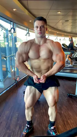 Treino insano em alto mar  #joaonatural #bodybuilding #hardwork #treinoemaltomar  #cruzeiro #treinodepeito #armsworkout #monster #gymmotivation #Lifestyle 