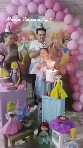 Minha gatinha fez 3. #mariaflor#mariaflor #aniversario #3anos #criança #festadeaniversario #princesas @Natasha Christine @Marcelo Ávila @Daniele Ávila @Rayssa @vanessanovaski0 