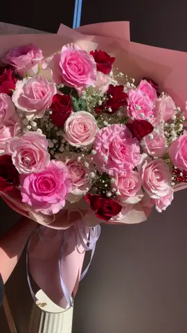 Bó hoa tone hồng đỏ 💐🌸 #sistersflowers #shophoadalat #hoatuoidalat #tiemhoaodalat #tiemhoasistersdalat #hoachucmungsinhnhatdep #hoasinhnhatdep #hoahoinghi #hoachucmung #shophoaodalat #shophoatuoidalat #hoachucmungkhaitruong #dienhoa #dienhoadalat #hoacuoi #hoasukien #hoatotnghiep 