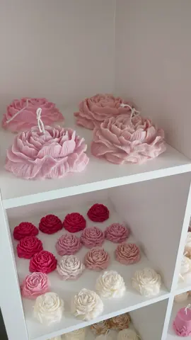 #tischdeko #kerzen #hygge #deko #sojawachskerzen #handmade #peony #peonycandle #candlemaking #candles 