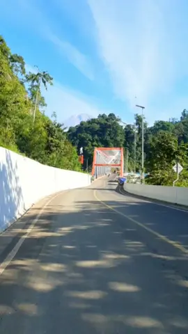 Dulu lewat sini masih lewat jembatan gantung yang kecil sampinge,sekarang Jembatan utama e wes apik estetik rek,ndi iki wong candipuro 😁 #jembatanbesukkoboan #gladakperak_lumajang #candipuro #jembatan #videojalan #jalanjalan #videocinematic #aesthetic #motovlog #djalmiraberto #semeru #mahameru #pemandangan #rekomendasi #tempathealing #fyp #capcut 