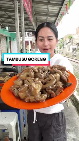 Rumah Makan Mang Iki - Garut Buka setiap hari 8 Pagi - 3 Sore. Rumah makan yang menyajikan Makanan Sunda sejak tahun 1970, lauknya nikmat semua, apalagi di suguhkan panas - panas, di tambah dengan Sambel Terasi + Lalapan yang tinggal disantap  gratis di atas meja makannya.  Spesial untuk Sambel Dadak dan Sambel Karedok Lencanya harus dicobain juga, ini tuh yang bakal bikin makan kalian semakin nikmat dan akan pingin kembali ngemplok di Rumah Makan Mang Iki #faridanurhan #fyp #serunyaditiktok #foryourpage #MenuViral #awurawuremplok #yukkulinerbareng #SerunyaKuliner #garut 