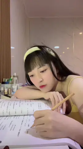 Học áp lực quá. Về a nuôi dk k😅😅😅