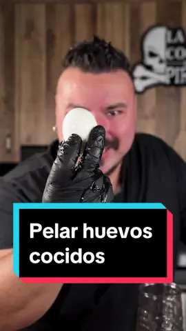 🥚 3 trucos para pelar huevos cocidos  👇Y tú, ¿cómo te pelas los huevos? 🏴‍☠️ ¡Déjamelo en comentarios! #hack #hacksdecocina #cocinahacks@