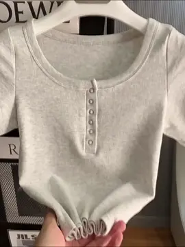 Kaos dengan kancing melar