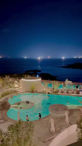 20만원대~신라호텔?! 신라가 만든 단 하나의 리조트✨ 수영장부터 휴양지 온듯한 여기. 한국 맞아요..🥹 현시각 우리나라에서 가장 핫한 숙소, 신라가 작정하고 만든 최초&역대급 리조트형 신라호텔이예요💚 📍제주 ‘신라스테이플러스이호테우’ ✔️초신상. 역대급 시설의 신라의 첫 리조트형 호텔 ✔️제주공항에서 차로 12분 거리 ✔️평일 20만원대~ 🌊투숙객 수영장 무료 이용/체크인 시 원하는 시간 선택 후 이용해서 좀더 여유있게 이용가능 ✔️조식 라인업&퀄리티 훌륭하고 가성비 좋아요 ✔️오션뷰/가든뷰 있고, 커플부터 가족까지 이용할 수 있는 룸타입 다양해요 ✔️제가 이용한 객실은 ‘프리미어 디럭스 더블오션뷰‘ 입니다 🍯기상 악화 결항시 투숙객 대상 무료 객실+조식 제공! ✔️입실 15:00/퇴실 11:00 #신라스테이플러스 #신라스테이플러스이호테우 #제주신라호텔 #제주숙소 #제주여행 #제주리조트 #제주오션뷰숙소 #koreantrip #kpop #koreanfood #kfood 