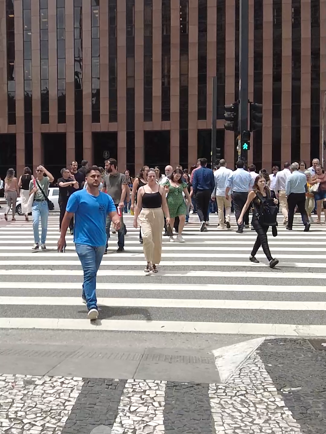 The crowded streets of Sao Paulo . . . like and follow for more❤ . . . . . . #saopaulo #citylife #street #people #brazil🇧🇷