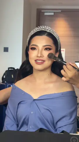 Kalo retouch tuh ngapain aja sih?? 1. Hapus minyak berlebih menggunakan tisu kering, tap tap 2. Kalau ada bagian yg bolong bisa tap menggunakan cream foundation, hanya di bagian yg bolong 3. Kalau kulitnya masih bagus, cukup tap2 kulitnya pake kuas & compact powder 4. Tambahkan bulumata dan eyeshadow 5. Ganti warna lipstick, pagi lebih soft, acara malam lebih gelap 6. Ganti style rambut yang berbeda dari pagi 7. Gunakan hair piece yang sesuai 8. Gunakan glitter di bagian sekitar dada sampai tangan Voila! #makeuptutorial #makeuphacks #fyp #tutorialmakeup #kelasmakeup #weddingmakeup 