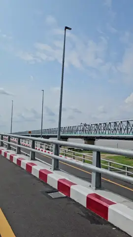 သန်လျင်တံတား အသစ်မှ တံတား အဟောင်းဆီမျှော်ငေးရင်း...🌉