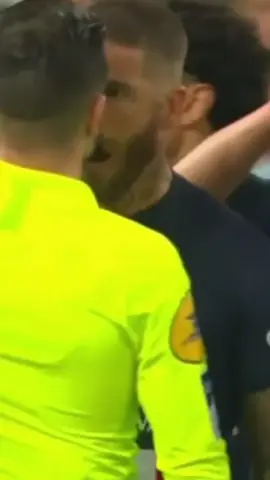 Ce qui se passe si un joueur refuse de sortir après avoir reçu un carton rouge.