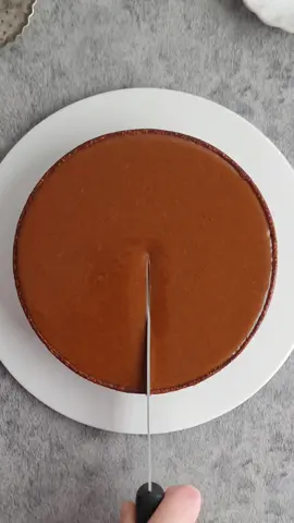Tarte chocolat ganache cuite et caramel  Pour la pâte : 150 g de beurre demi sel  40 g de sucre glace Vanille 30 g de poudre d’amandes 1 œuf  250 g de farine  Mélanger le beurre, le sucre  la vanille et la poudre d’amandes, ajoutez l'œuf puis la farine. Étaler la pâte et foncer la dans un moule à tarte de 20cm. Cuisson environ 20min à 175° La crème au chocolat: 150g de chocolat  150g de crème  1oeuf  50g de lait Chauffer la crème et le lait, verser sur le chocolat, mélanger puis ajouter l'œuf. Verser sur le fond de tarte cuit. Cuisson 15 à 20min 120° Laisser refoidir. Le caramel :  100 g de sucre  40 g de beurre demi sel 200 ml de crème entière  1/2 gousse de vanille  Faire chauffer le sucre jusqu'à caramelisation. Ajouter le beurre et la vanille. Chauffer la crème quelques secondes au micro-ondes et versez la délicatement sur le caramel. Laisser cuire sur feu moyen jusqu'à l'obtention d'un caramel épais. Laisser descendre en température avant de verser sur la tarte.