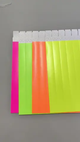 Pulseiras de identificação em Takvel resistente à água ideal para eventos em piscinas... #artselison #personalizados #pulseiras 