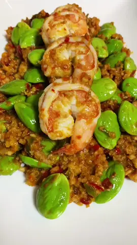 อยากกินผัดสะตอแห้งๆ😋วันนี้หญิงเล็กเลิกงานเร็วได้กินข้าวพร้อมกันทีกุยช่ายเจียวใส่ไข่อร่อยค่ะส่วนผัดผักไม่ต้องใส่ซอสปรุงไรให้เยอะเพียงแค่ทุบกระเทียมให้แบนผัดใส่ไฟแรงๆทั้งอร่อยแถมยังคงรสธรรมชาติเดิมของผัก👍🤭