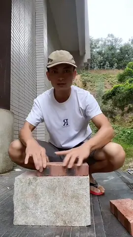 #Break the brick with two fingers #Unbelievable power #Chinese kungfu