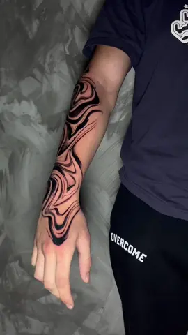 Tatuagem feita com a técnica de suminagashi e decalque à mão livre com pincel. #Tatuagem #Suminagashi #ArteNaPele #FreehandTattoo #Arte 