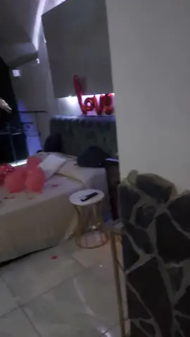 La nostra struttura si trova a catania centro esattamente vicino porta Garibaldi .. La struttura e composta da una piscina grande idromassaggio con cascata emozionale a 32 gradi.. Cromoterapia per intera stanza e piscina, tetto panoramico , doccia a getti idromassaggio, Wifi gratuito, parcheggio custodito.. Avrete in omaggio  Bottiglia di prosecco  Stuzzichini  Acqua  Caffe  Colazione  Tutti incluso..