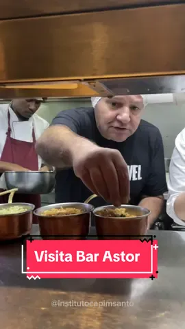 Quem está nos acompanhando, sabe que estamos com vivências para os nossos alunos do Cozinha do Amanhã .  Além de proporcionar um aprendizado em 360 graus, é uma oportunidade de retomar tudo que foi ensinado ao longo do curso. E com a turma da @spinvisivel não poderia ser diferente. A Jornada da Emancipação que tem metodologia de ensino do ICS também participa dessa rede de aprendizado, graças a parceria com o @barastor da Companhia tradicional do Comercio do Shopping JK Iguatemi.  Confira um pouco como foi o dia 💚 #institutocapimsanto #cursogratuito #gastronomia #projetosocial #parcerias #alimentação 