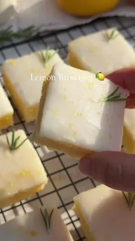 Ingredients: 1 cup sugar 2 eggs 2 egg yolks 160g softened butter Pinch of salt 2 lemons 45g lemon juice 150g flour Lemon zest Glaze: 120g powdered sugar Approx: 20 min at 180°C  Enjoy ✨🍋 #lemonies #lemoncake #cakes #cake #recipes #Recipe #EasyRecipe #tiktokrecipe #foryou #blondies #lemon #citron #limon #fy  #reposteria 
