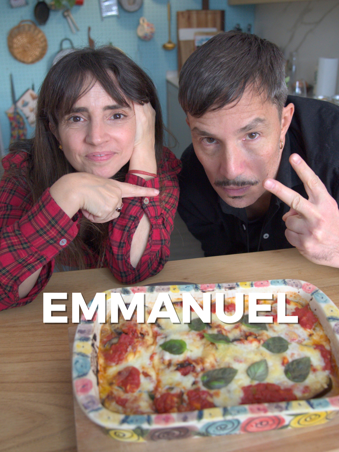 El lujo es TOTAL 🤩 Vino @emmanuelhorvilleur a una nueva #PaulinaSession y cocinamos unas berenjenas a la parmesana que quedaron tan pero tan ricas que vaciamos la fuente. Hablamos de su relación con la comida, con otros artistas, qué le gustaría ser si no fuera músico, aprendimos sobre hornos ahre, y cantamos algunos de sus hits (con coros incluídos, por supuesto). Sean bienvenidos todos y todas a un nuevo episodio de PAULINA SESSIONS 🎶🎤🎧 Pueden ver el video completo en Youtube (link en mi perfil) #emmanuelhorvilleur #berenjenasalaparmesana #illyakuriaki #recetafácil #recetaconverduras #entradarápida #paulinasessions