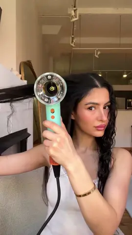 We’ll say it louder for the people in the back: no 🔊 heat 🔊 damage 🔊 #dyson #dysonsupersonicnural #supersonicnural #dysondryer #haircare #hairroutine #blowout 