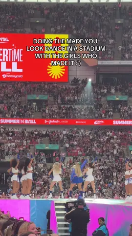 @brookieandjessie I LOVE YOU @Capital #wembley #madeyoulook #timeless #VoiceEffects 