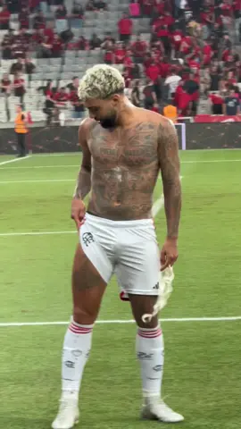 PROVOCOU! Depois do empate com o Athletico PR, Gabigol mostrou a tatuagem da taça Libertadores pra torcida. #flamengo #fla #mengo 