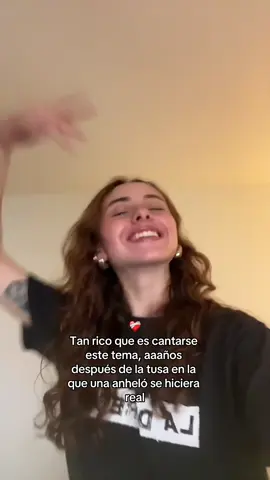 Hoy sonó este temazo mientras tenía mis “Me gusta” en aleatorio, y paré todo lo que estaba haciendo para cantarlo así.  Me acorde que hace aaaños, más de cinco, tirada en el piso de mi cuato en Cali mirando la luna por la ventana lloraba sin respirar si quiera con el corazón roto, esperando alguna vez poder cantar temas como este sin sentir dolor. Qué belleza estar del otro lado, después de tantísima oscuridad. Amar y que me amen tanto.  Todo pasa, toma tiempo… a veces bastante, pero pasa. Y la música… ¡es preciosa la música, y siempre siempre está ahí! ❤️‍🩹