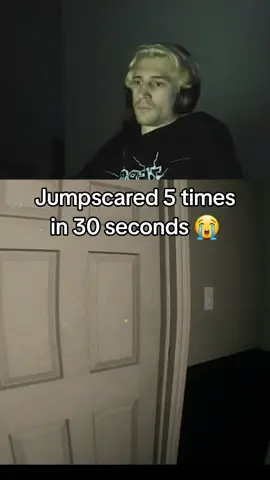 Jumps at every noise 😭 #xqcow #xqc #xqclips #xqcclips  #gaming #horror #horrorgame #scary #jumpscare #fyp #videogames 