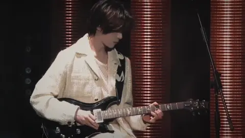 Mama but I'm in luv with a guitarist 🎸 #txt #beomgyu #TXT_BEOMGYU #범규 #bamgyuuuu #guitar #guitarist #electricguitar 