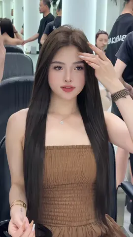 Ưu điểm của việc nối tóc lông vũ là gì ???? Tăng độ dày và chiều dài cho tóc: Đây là ưu điểm chính của việc nối tóc lông vũ. Với những người có mái tóc thưa, tóc ngắn hoặc muốn có một bộ tóc dài và đầy đặn, nối tóc lông vũ là giải pháp tuyệt vời. Tạo kiểu tóc linh hoạt: Với tóc nối lông vũ, bạn có thể tạo kiểu tóc theo ý muốn mà không lo sợ tóc bị hư hay gãy. Bạn có thể uốn, duỗi, nhuộm hay cắt tỉa tóc nối lông vũ như tóc thật của mình.