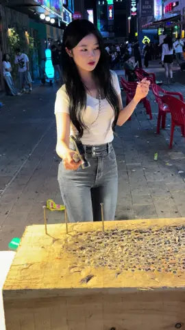 #망치왕#못박기게임#못박기배틀 #망치왕게임 왼손엔 보이지 않는 쟁반이…😂😂