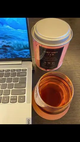 一边工作，一边品茶🦋🦋 #喝茶 