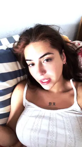 subiendo un tiktok recien levantada para dejar de salir en el “para ti” de hombres que me dan asco