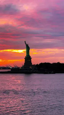 View tiap sore ditengah laut emang gaada obat🌅 #CapCut #kapalpesiar #cruise #cruiseship #fyp #fypシ゚viral #kapal #seaman #anakrantau #crew #kapallaut #fypシ #sunset #sunrise #senja 