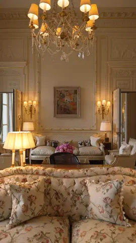 The pinnacle, the jewels of the crown: our favorite suites at the Ritz Paris. ❤️ Which one is your favorite? #ritzparis #ritz #guidetoparis #visitparis #luxuryhotel #hotelroom