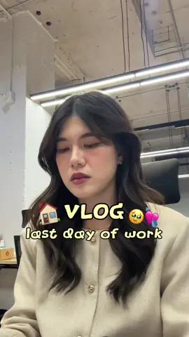 vlog สุดท้ายกับการนั่งทำงานที่ออฟฟิศนี้ เห้ออใจหายสุดๆ เด็กน้อยคนนี้ขอยุติบทบาท AE ไว้เท่านี้ ขอตัวไปเป็น KOL เต็มตัวนะฮะ🫶🏻💘💖 #fyp #Vlog #พนักงานออฟฟิศ #มนุษย์เงินเดือน #มนุษย์ออฟฟิศ #งานประจํา #ลาออก #ลาออกจากงานประจํา 
