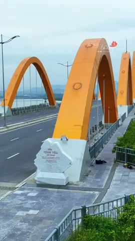 Cầu Tình Yêu ở TP Hạ Long là một điểm đến hấp dẫn và lãng mạn thu hút nhiều du khách, đặc biệt là các cặp đôi. Nằm tại khu vực Bãi Cháy-Hoành Bồ , cây cầu này được xây dựng với thiết kế hiện đại, mang đậm phong cách châu Âu, nổi bật giữa cảnh quan thiên nhiên tuyệt đẹp của vịnh Hạ Long#duthuyen #dulichvietnam #dulich #halong #quangninh #traval #thebestofhalong 