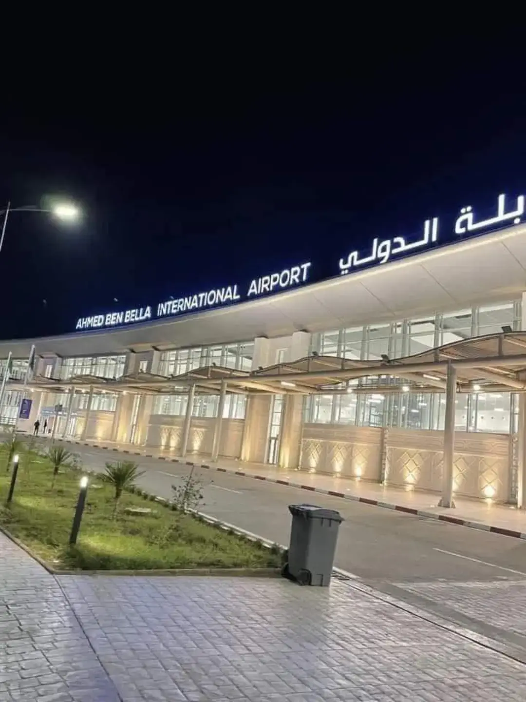 #مطار_وهران الدولي الجديد التي أبدعت في تشييده شركة كوسيدار الجزائرية. المطار يستمد طاقته من الطاقة الشمسية المركبة على سطحه  يعتبر مطار وهران من اكبر 10 مطارات في افريقيا طاقته الاستيعابية الحالية 5.5 مليون مسافر سنويا ويمكن رفعها مستقبلاً